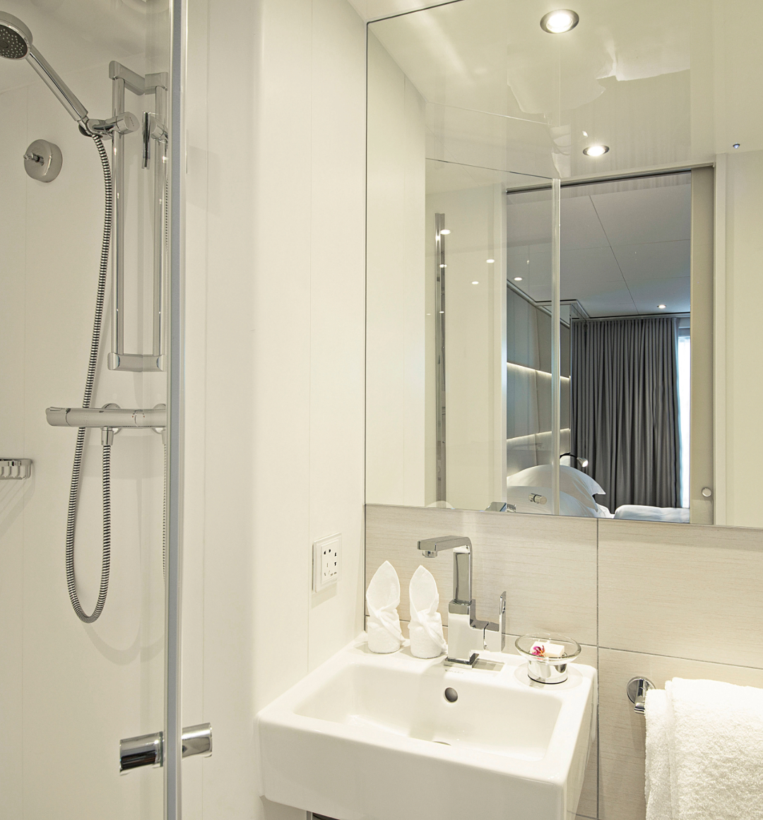 Emerald river cruise en suite bathroom